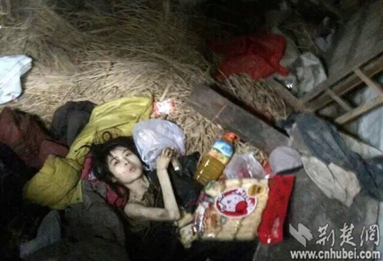 琪琪躺在小黑屋唯一的窗口下