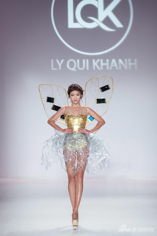 设计灵感来自OPPO R5的金色蝉翼造型服装惊艳开场