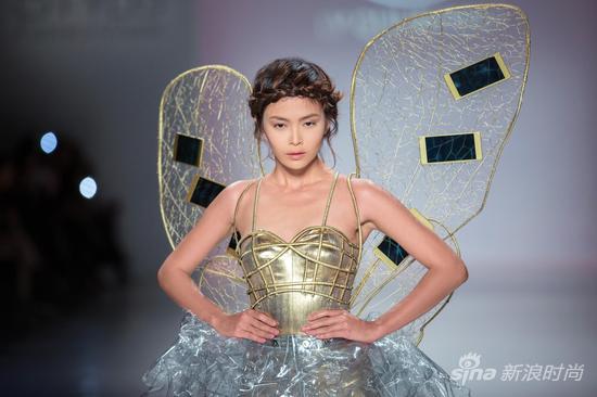 设计灵感来自OPPO R5的金色蝉翼造型服装惊艳开场