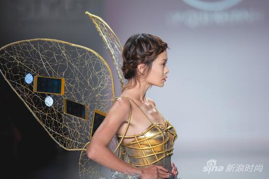 设计灵感来自OPPO R5的金色蝉翼造型服装惊艳开场