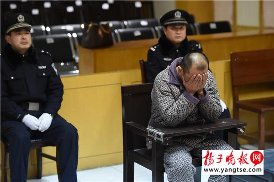 南京首例被告人<em>不穿马甲</em>受审刑案开庭_新浪江