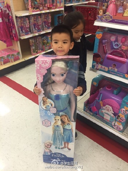 弟弟贴心拿着姐姐的战利品