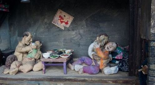 “炕上摸胸”等不雅泥塑