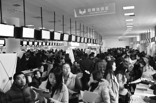2月27日,我省启动2015年“春风行动”,预计将举办各类招聘会2000余场,组织参加职业技能培训15万人。图为春风行动专场招聘洽谈会淄博会场。