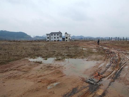 湖北宜昌钉子户被断水数月成“孤岛” ，矗立在一片空地之中。