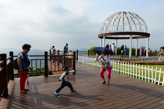 中外游客春游亚龙湾热带天堂森林旅游区。(黄庆优摄)