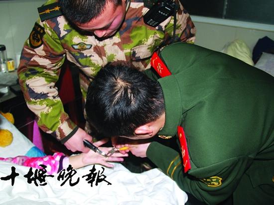 郧阳产妇坐月子发福钻戒箍肿手指 消防上门施