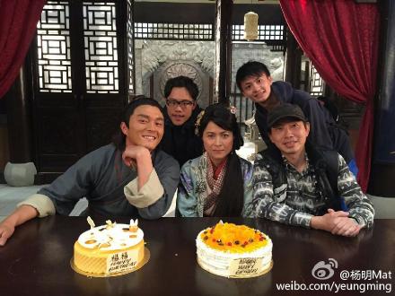 50岁的邵美琪在片场度过50岁生日。