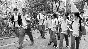 广东实验中学附属天河学校高三学生集体登白云山。通讯员 张梅芳