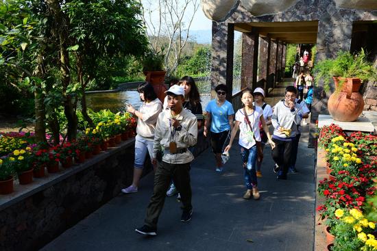 中外游客春游亚龙湾热带天堂森林旅游区。(黄庆优摄)
