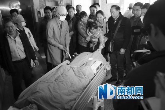 昨日，广州军区广州总医院，器官捐赠者家属告别遗体。南都记者 邹卫 摄