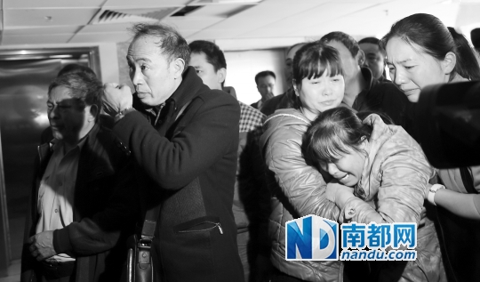 望着捐赠者，家属们依依不舍。 南都记者 邹卫 摄