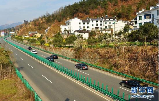 3月1日,车辆行驶在三峡专用公路上。新华社发(郑家裕 摄)