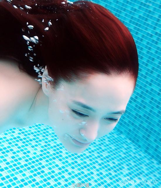 阿娇水中依然美丽动人