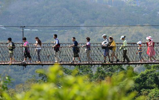 中外游客春游亚龙湾热带天堂森林旅游区。（黄庆优摄）