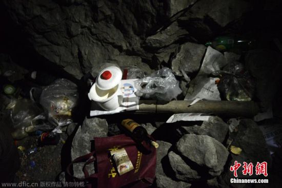 洞内生活用品杂乱堆放