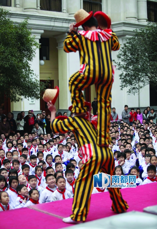 穗多所小学开学取消校长讲话 有校长扮羊派利