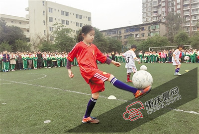 重庆娃1分钟颠球127个 少年颠球吉尼斯纪录诞