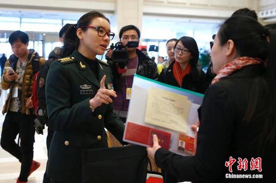 陈思思委员在北京会议中心报到