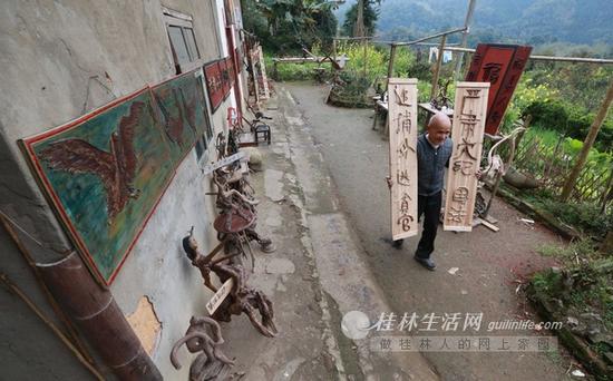 李吉祥扛着他刚刚做好的一副春联,上面写着:追捕外逃贪官,严肃党纪国法。