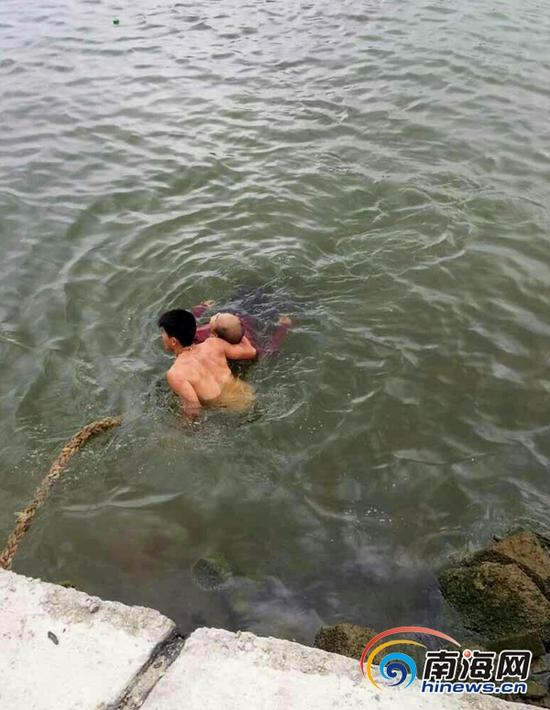 海中救人