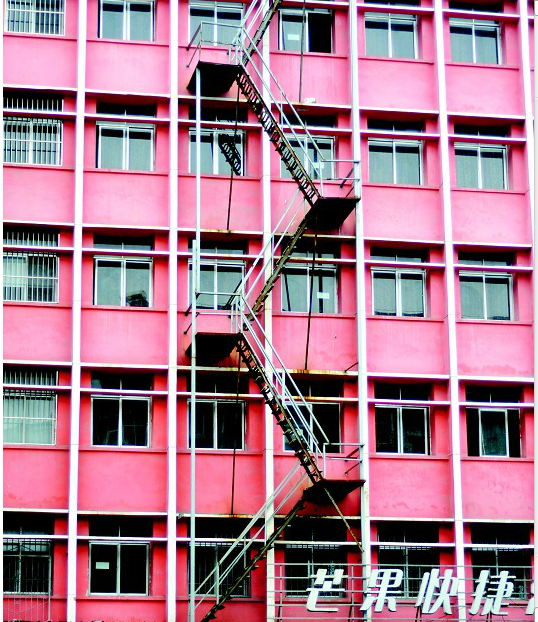 宜昌一酒店外墙五层天梯惹眼 原是加建消防逃