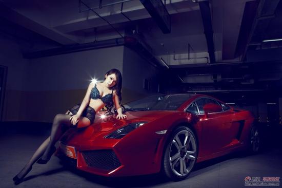 燃烧寂寞 性感女王钟情兰博基尼跑车