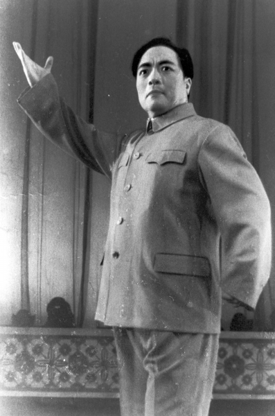 1980年,袁阔成登台表演评书小段。