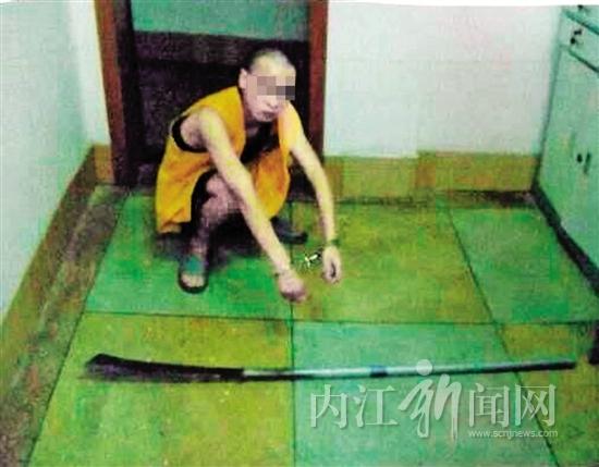 门某指认案发时使用的工具