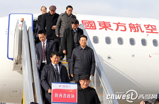 3月2日下午，出席全國政協(xié)十二屆三次會議的住陜?nèi)珖f(xié)委員乘坐普通航班抵達北京。