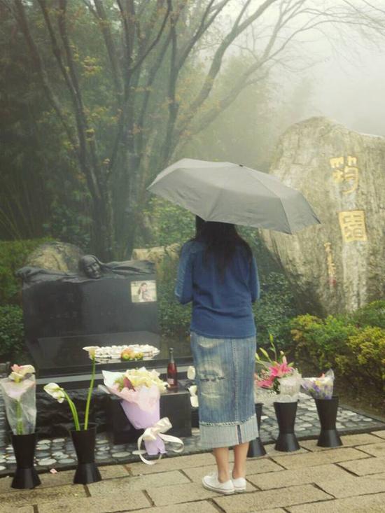 方季惟雨中缅怀邓丽君