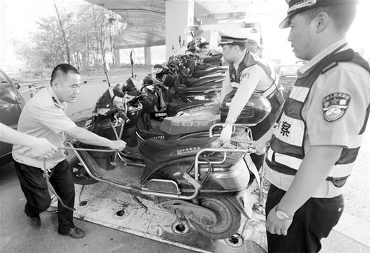 图为：警方街头查处报废摩托车（资料图片）