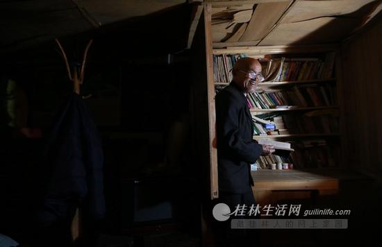 李吉祥只读了小学五年级,但他勤奋好学,认识了很多字。如今买了1000多本书,装满了两个书柜。