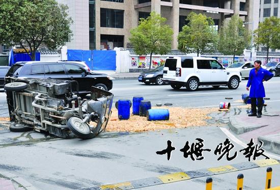 三轮摩托车侧翻 所载泔水洒一地