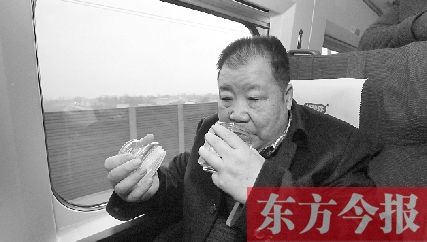 昨日,在前往北京的高铁上,二月河喝了一口自己带的丹江水,并感叹“嗯,很甜”