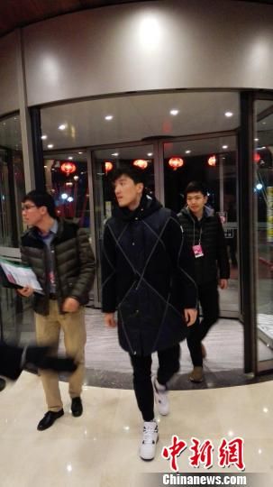 全国政协委员刘翔选择在3月2日深夜11点抵达驻地北京铁道大厦报到。　彭大伟　摄