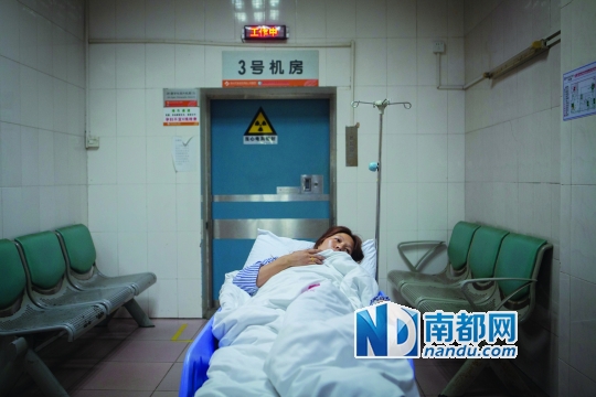 一名伤者等待检查。