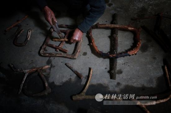 他的藤条春联,都是纯手工制作的。
