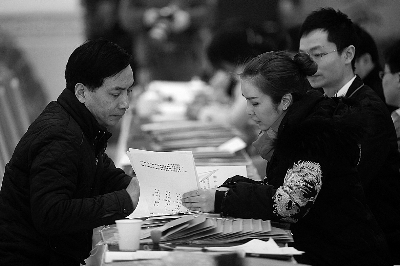 赵本山政协证件被本山集团艺术总监（左）取走 记者 付丁