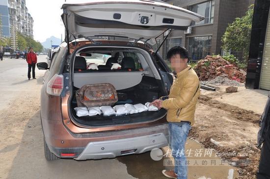 潘某某在指认被缴获的毒品。
