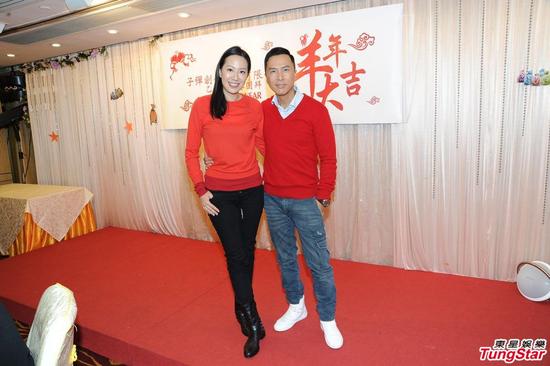 甄子丹（左）红衣亮相