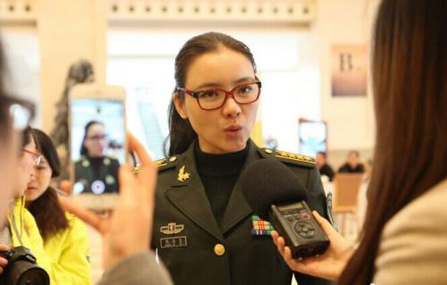 军队特邀委员、二炮文工团副团长陈思思接受记者采访。资料图