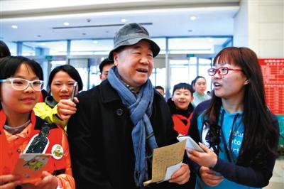 昨日，北京會議中心，全國政協十二屆三次會議委員駐地，前來報到的委員莫言被記者圍住采訪。新京報記者薛珺攝