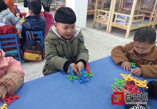 丁俊轩和小朋友们玩得很开心