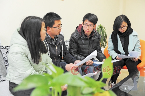昨日,长沙理工大学环保志愿者协会的几名学生正在统计关于雾霾影响的调查问卷,探讨下一步工作计划。 长沙晚报记者 邹麟 摄