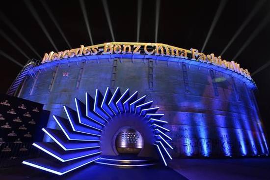 3月8日女神节 来奔驰展厅秀出女神范儿