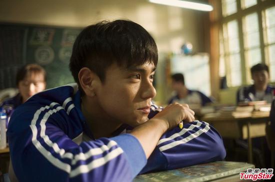 彭于晏为戏硬嚼一打避孕套 - 手机新浪网