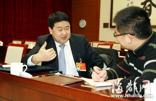 全国人大代表梁建勇(左)接受海都特派记者练仁福专访