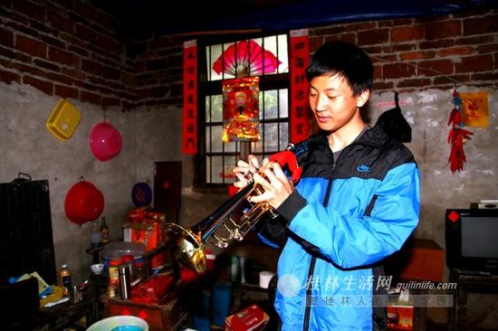周发发经常摆弄他的小号