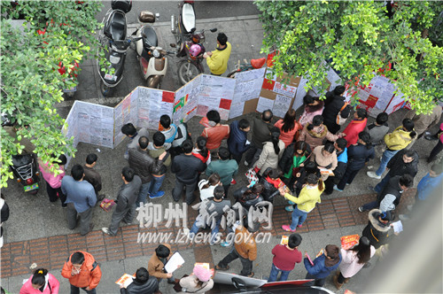 柳州:免费正规招聘受冷落 收钱流动招聘摊火爆